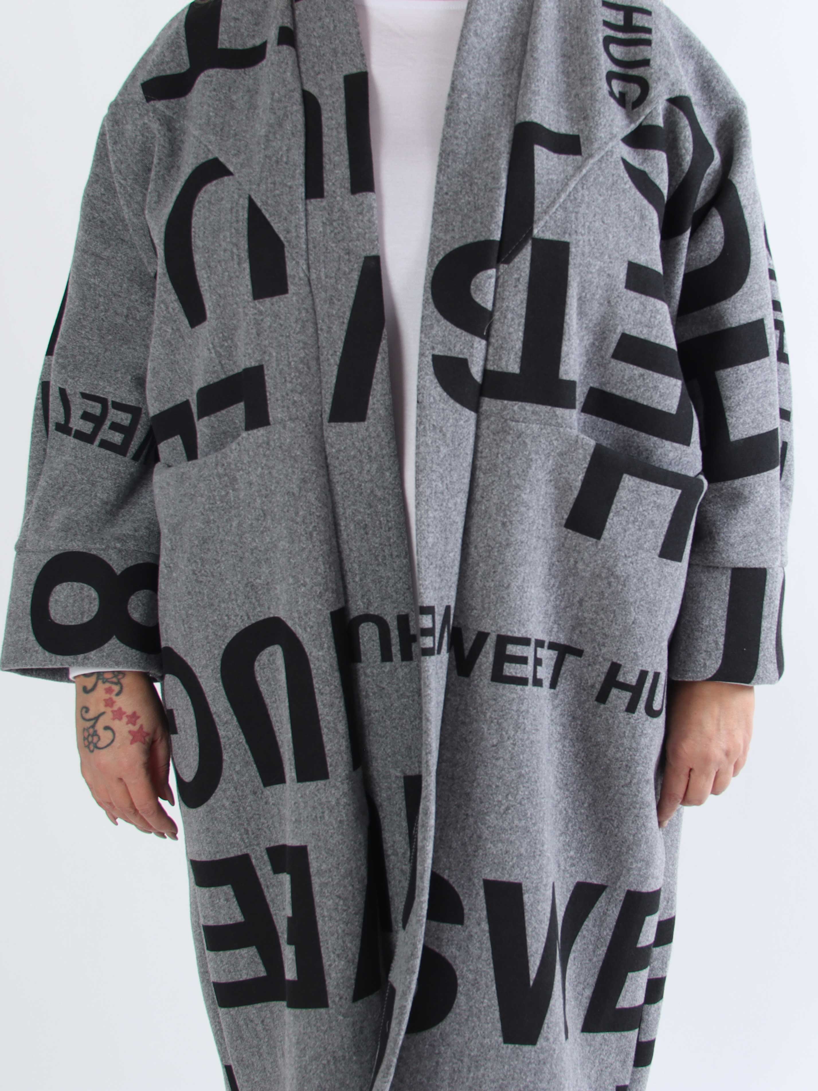 Annah Graphic - Plus size kappa med tydliga sömmar och text